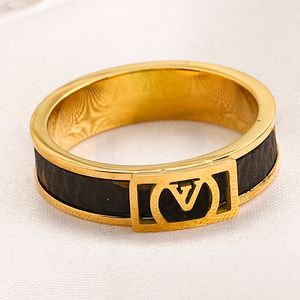Retro Designer Brand Band Pierścienie Mężczyźni Kobiety ze stali nierdzewnej złoto Srebrny pierścień akrylowa Acryl Love Wedding Biżuteria luksusowy cienkie rzeźbienie świąteczne prezent mix rozmiar