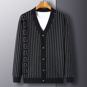 Suéteres masculinos Design Casual Cardigan Listra Vertical Engrossado Manga Comprida Botão Suéter de Controle de Acesso 230831