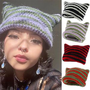 Czapki czaszki czaszki w paski z kota ucha Women kontrast Cute Diabel Horns Hat Girls Ręcznie szydełkowy Crochet Winter Warm Ski Cap na Halloween Gift 230831