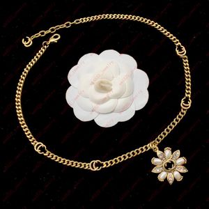 Collana di design in materiale di ottone, perla con zirconi incorporati con fiori e doppio alfabeto, gioielli di moda di lusso, banchetti, matrimoni, San Valentino, Natale, regali