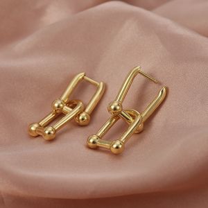 Brinco de argola em forma de U de latão banhado a ouro de marca de luxo para presente feminino