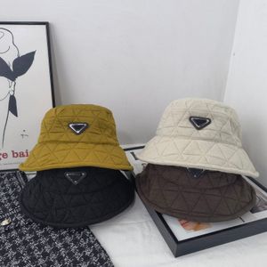 Mode motorhuv breda brim hattar designer beanie hink hatt kvinnor vinter behåll varm hatt brev tryckta hinkar utomhus resande skidåkare