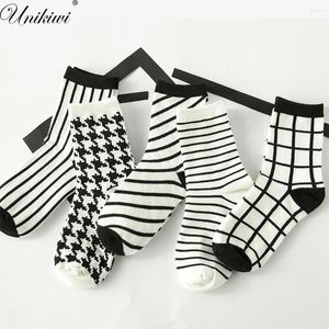 Kadınlar Kadınlar Klasik Houndstooth Check Socks.Cotton Harajuku Ladies Vintage Beyaz Siyah Plaid Strids Izgaralar Tüp SOX Meias