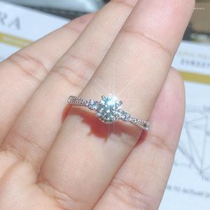 Кластерные кольца Moissanite 0,5CT Твердость 9.3 алмазные заменители могут быть проверены инструментами. Ювелирные изделия