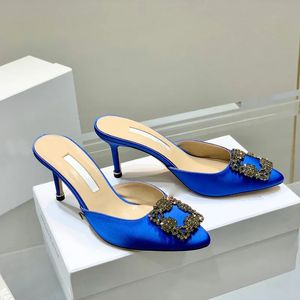 2023 Luxury Designer tofflor Rhinestone Buckle Shoes Women's 7cm Thin High Heels Senaste Fashion Silk Crystal Metal Decorative Women Sandals Flip Flops