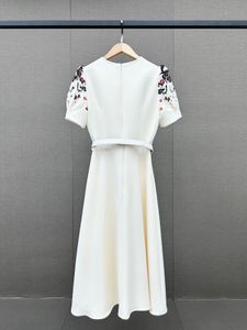 Moda 2024S Krótki europejski rękaw nowej marki Zebrany talia Pin Pin Bead Cearsellment Expellishment Midi Dress