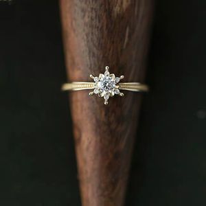 Wedding Rings Luxury Female Crystal Snowflake Ring Trendy Gold Color Thin Engagement Classic White Round Zircon For Women 230831