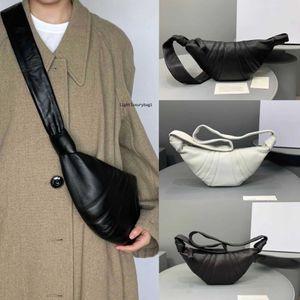 En kaliteli lemaire kruvasan çantası unisex lüks koyun derisi düz renk moda çok yönlü crossbody omuz çantası klasik yumuşak deri hamur çantası göğüs çantası 230902