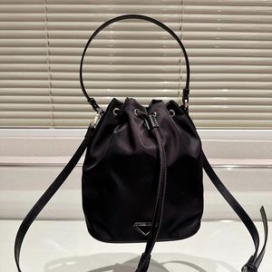 Borse a tracolla alla moda da donna Borse Borsa a secchiello con coulisse firmata Borse a tracolla a tracolla da donna in nylon nero di alta qualità