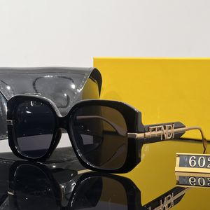 豪華なトップデザイナーサングラスレターレッグサングラス女性のためのトレンドuv耐性サングラスカジュアル汎用眼鏡とボックスギフト