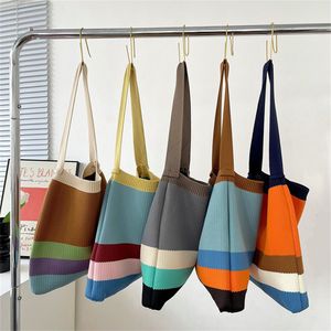 Borsa a tracolla a righe lavorate a maglia della borsa della spesa Borsa a tracolla in tessuto femminile Borsa a tracolla ecologica di grande capacità Borsa a tracolla retrò arcobaleno 230901