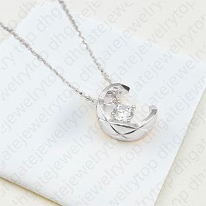 Collana con ciondolo di lusso di design per donne Modello rombico Luna Stelle Gioielli Catena di diamanti Regalo di San Valentino Collane Accessori di gioielli a catena Non sbiadiscono