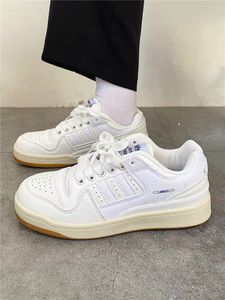 2023 Neue Frühlings- und Sommer-Paare im Hongkong-Stil, vielseitige kleine weiße Schuhe für Damen in Mode, kleine Menschenmenge, Retro-Sport-Board-Schuhe für Herren, China-Chic