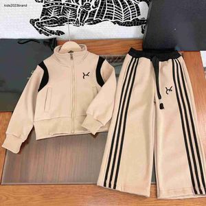 Designer Baby Tracksuits Dzieciowe garnitury Rozmiar 110-160 cm 2PCS Haftowane logo kurtka z zapinany na zamek i spodnie w paski w paski 30 sierpnia