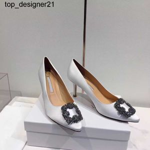 Designer Scarpe eleganti di lusso 2023 Fibbia trapano Tacchi alti da donna Moda Festa sexy Punta a punta 3cm Tacchi alti da donna Nudi neri lucidi