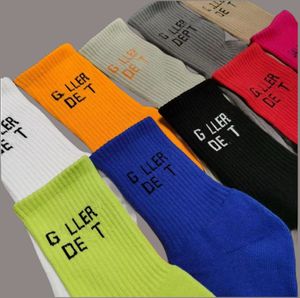 Baumwolldesignerin für Männer Frauen, klassische Alphabet atmungsaktive Sportsocken, mehrere Farben, Mode Pure Color Football Basketball Socken Strumpf