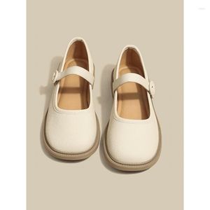 Sandały Czyste kolor francuskie buty vintage kobiety Korean Style Bluckle Sweet Flats Femal Designer Casual 2023 Summer