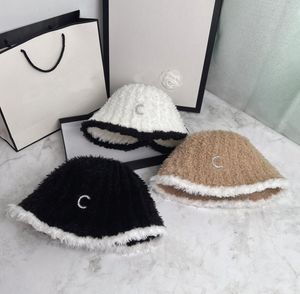 Designer di lusso Cappelli a secchiello in cashmere Donne famose Marchio Triangolo Lettere Colore solido Cappello a tesa larga Inverno Mantieni caldo Deckle Edge Cappello da pescatore Accessori moda