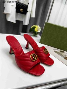 2023 mulheres luxurys designers sandálias de salto alto marca de moda clássico designer vestidos de verão flipflop elegante senhoras maduras preto branco vermelho sandálias de salto alto