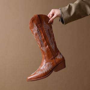 Brown Western Cowboy Cowgirl Western Stiefel Frau Stickerei Lange Stiefel Slip-on Fashion Ladies Chunky Heel Spitzer Zehenschuh für Mädchenpartyschuhe