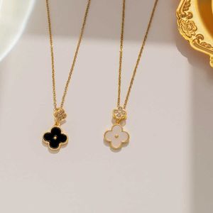 Designer Four-Leaf Clover Necklace Luxury Top Clover Fashion Temperament Pendant Niche Design Sense CLAVICLE Kedja Kvinnor Van Clee Accessories Valentins smycken