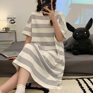 Kvinnors sömnkläder Summer Korean Style Striped Nightdress Sticke Cotton Round Neck Long Pyjamas Youth Home Service