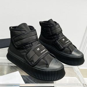 Damen-Kleiderschuhe, Designer-Plateau-Absätze, lässiger Sport-Sneaker, 23 SS F/W, klassischer Mädchen-Freizeitschuh, weiß, schwarz, Gummisohle mit Staubbeuteln, gesteppte Textur-Slide