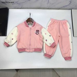 Tute firmate per bambini Tute autunnali per bambini Taglia 90-140 CM 2 pezzi Giacca con cerniera rosa con stampa fragola carina e pantaloni sportivi Aug30