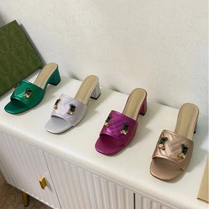 Klasik Tasarımcı Ayakkabı Kadın Terlik Cowhide Terlik Deri Kalın Topuklu Metal Kadın Ayakkabı Plajı Tembel Baotou Sandalet İnci Yüksek Topuklu Ayakkabı Büyük Boyut 35-42 US4-US11