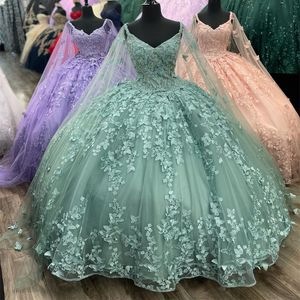 Abiti Quinceanera con scollo a V verde salvia Perline applique a farfalla con abito da ballo a mantella Abito in tulle dolce 16 Abito da ballo di lusso con lacci