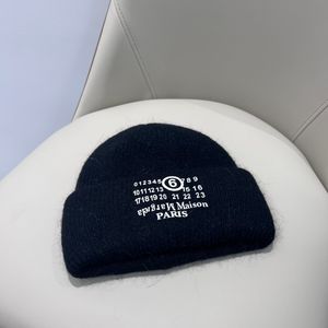 Lyxig Margiela stickad hatt för kvinnors designers pärlhatt för mäns vinteröreskydd varm kall hatt