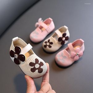 최초의 워커 출생 직조 신발 에어 메쉬 천 디자인 봄 가을 워커 소프트 솔트 0-3 세 유아 아기