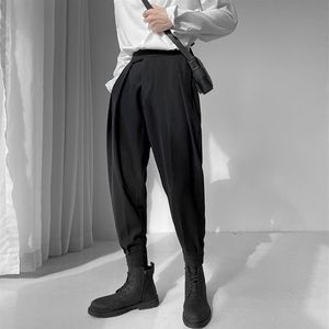Calças masculinas de luxo moda masculina harem calças drappy plissado preto branco cintura elástica afilado calça casual homem streetw260w