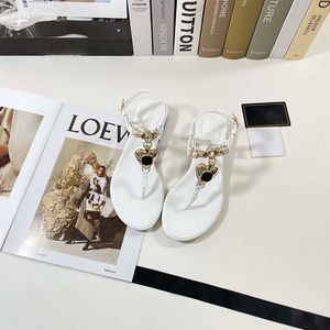 Luxury Sandals Designer Womens Toe Clamping Love Rhinestone Fashion Outdoor Slippers With Beach Sandals Flip-Flop