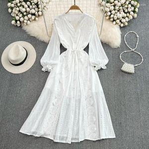 Vestidos casuais primavera outono branco vestido longo mulheres sexy v-pescoço praia moda senhoras oco para fora uma linha magro robe