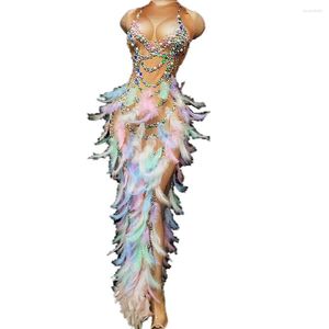 Abbigliamento da palcoscenico Stampa con strass Abiti con decorazione di perle Abiti da spettacolo da bar con piume multicolori senza maniche