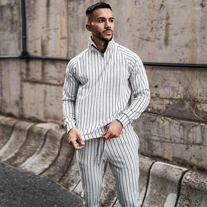 Tute da uomo Moda primaverile Stampa a righe Abiti a due pezzi Uomo Casual Cerniera allentata Colletto alla coreana Top e pantaloni Completi sportivi da uomo