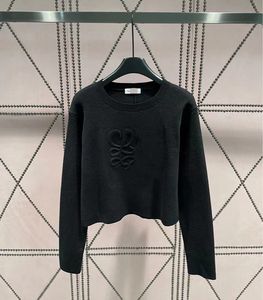 23 designer kvinnors nya tröja höst college trend långärmad topp high-end slim-fit pullover coat designer tröja vit tunn stickad skjorta för kvinnor di_girl