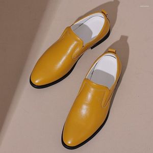 Klänningskor italiensk stil män gul kostym mode lat slip-on högkvalitativ formell loafers affärsbröllop A72