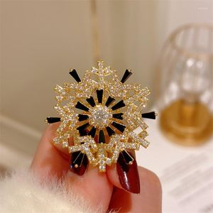 Brosches Cubic Zirconia Snowflake For Women Lapel Pins Män passar glänsande kristallroterbara broscher Party Jewelry Gift