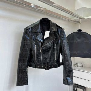 Mäntel Designer-Damenjacke Hübsche Motorradjacken Lose breite Krokodilmuster Langarm Revers Reißverschlusstasche Einfache lässige Lederjacke Damen