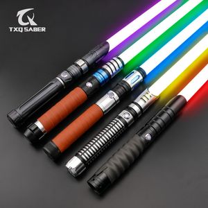 LED Light Sticks TXQSaber ciężkie pojedynki RGB / neo piksel gładkie kolory mienie świetlne Zmiana metalowej rękojeści blaster laser laser miecz miecz dla dzieci zabawki 230901