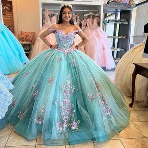 Underbar rosa rosa 3d blommor spetsar applikationer quinceanera klänningar spaghetti från axelbollklänningen special tillfälle klänning för söta 16 flickor prinsessan vestido de 15 anos