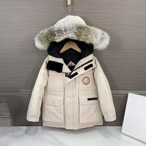 Kinderjasje Kinderen kleden Donsjassen Babykleding Designer Capuchon met Badge Top Dikke Warme Uitloper Meisje Jongen Meisjes Klassieke Parka's 100% Wolf Bontkraag maat 100-150