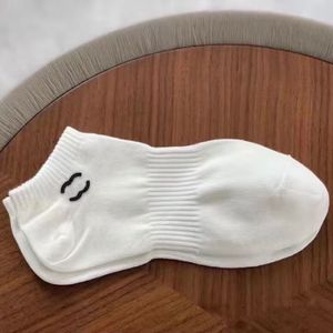Bomullsstrumpor Kvinnor Män klassiska andningsbara svartvit blandar fotbollsbasketbasket Sport Sock Designer Luxury Casual Comfort Sock