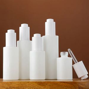 Atacado garrafas de vidro branco de ombro plano com conta-gotas de pipeta de imprensa para óleos essenciais soro perfume cosmético líquido zz