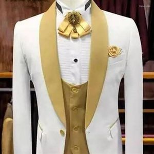 Męskie garnitury białe i złote sukienki weselne Groomsman szal Lapel Men Suit na kostium 3PCS Homme kurtka kamizelka 2355