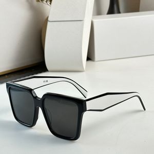 Occhiali da sole quadrati con logo P home Montatura rettangolare nera e bordi spessi Materiale acetato UV400 Lenti grigio ardesia Codice prodotto SPR24Z Con scatola originale