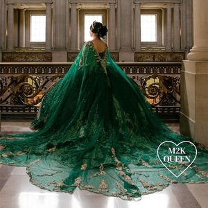 Abito da ballo lucido verde smeraldo Abiti stile Quinceanera Perline applicate in oro con mantella Abiti da spettacolo dolce 16 Abiti da spettacolo Abiti da 15 anos