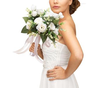 Dekorative Blumen, weißer künstlicher Blumenstrauß, kreativer Rosen-Seiden-Braut im westlichen Stil, der für den Hochzeitstisch hält